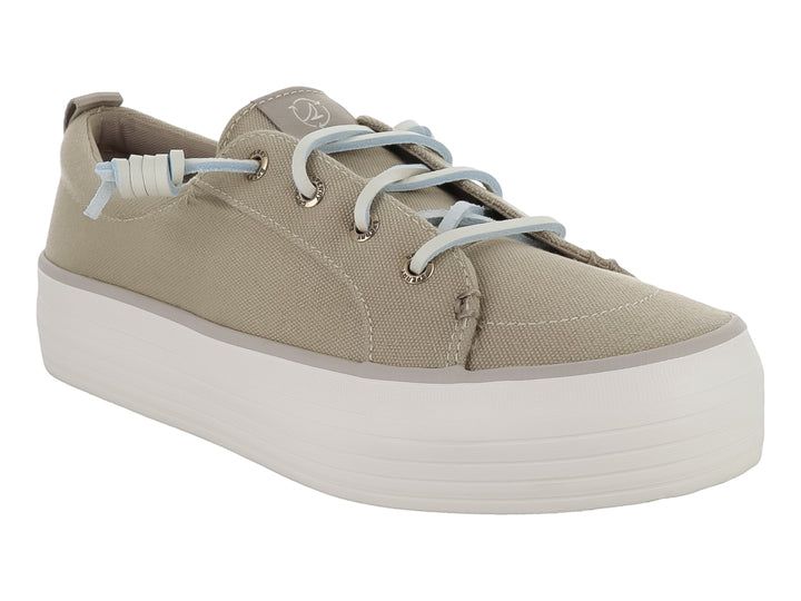 Tenis Sperry color marrón claro con suela de plataforma blanca y agujetas azul claro.