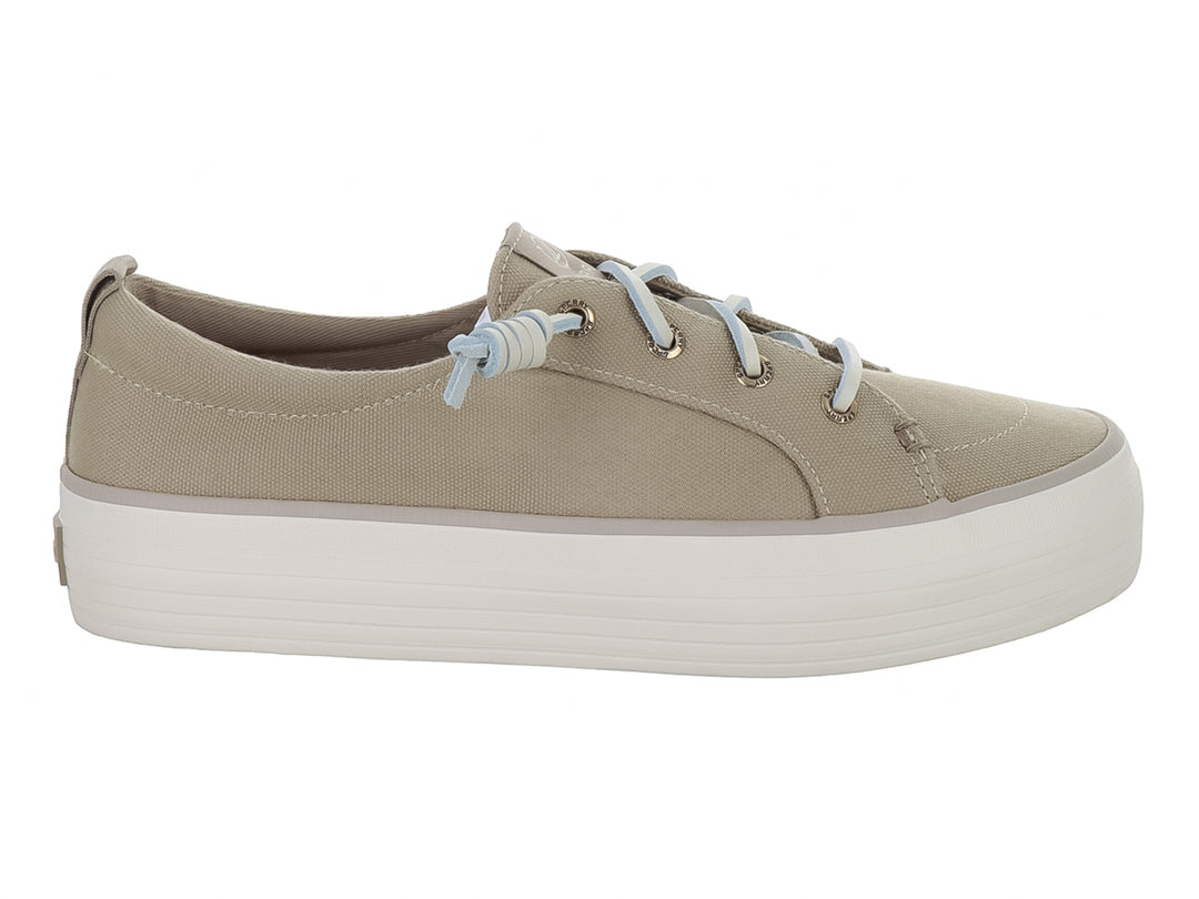 Tenis Sperry color marrón claro con suela de plataforma blanca y agujetas azul claro.