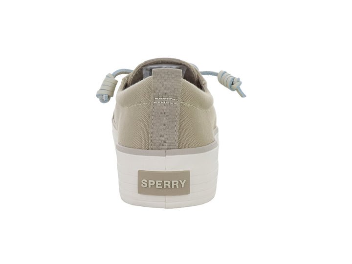 Tenis Sperry color marrón claro con suela de plataforma blanca y agujetas azul claro.