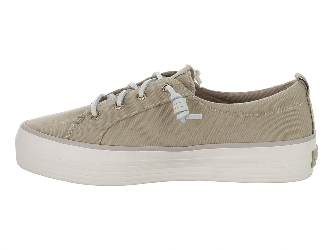 Tenis Sperry color marrón claro con suela de plataforma blanca y agujetas azul claro.