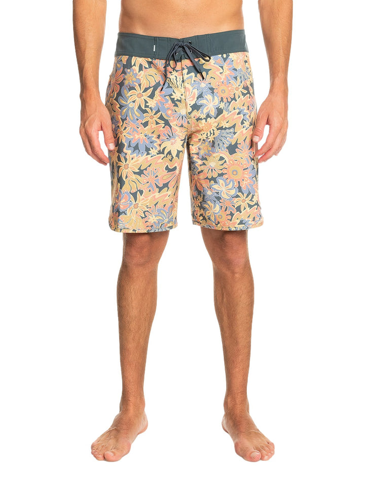 Traje de baño corto Quiksilver con estampado floral multicolor y cintura en color gris oscuro.