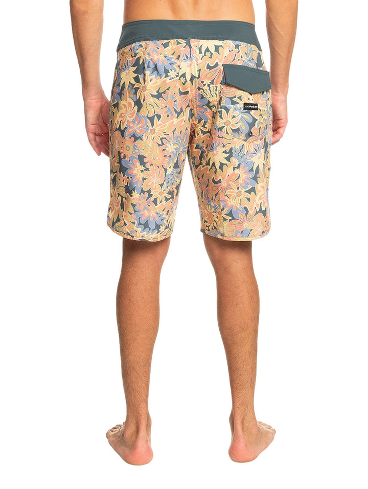 Traje de baño corto Quiksilver con estampado floral multicolor y cintura en color gris oscuro.