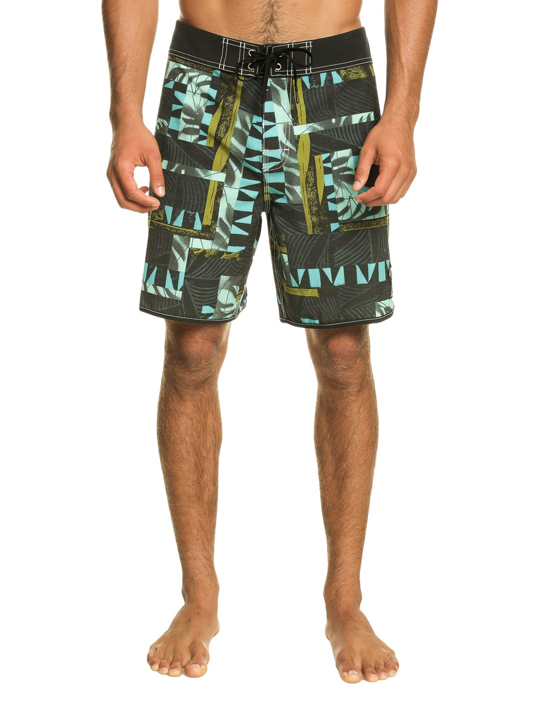 Traje de baño corto Quiksilver negro con estampado geométrico en tonos azul y verde.