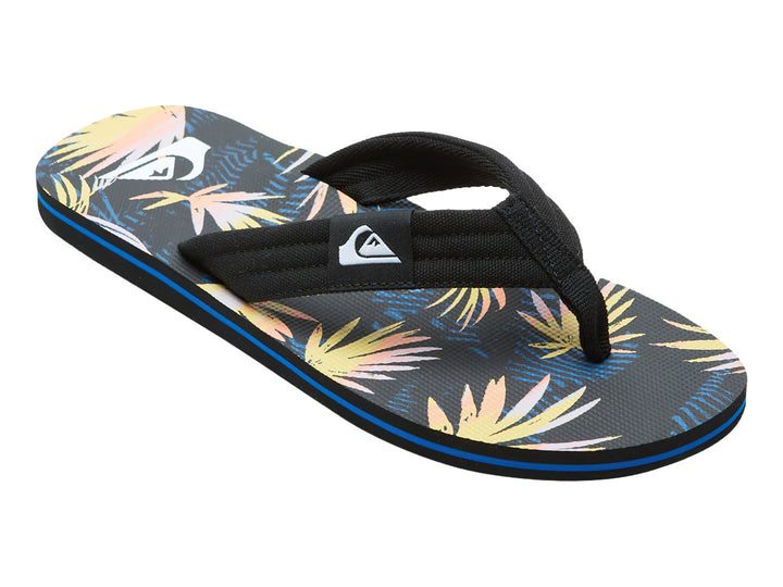 Sandalia de dedo Quiksilver en color negro con franja azul y estampado colorido en la plantilla.