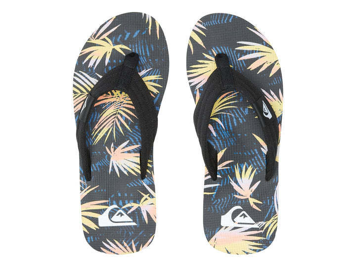 Sandalia de dedo Quiksilver en color negro con franja azul y estampado colorido en la plantilla.