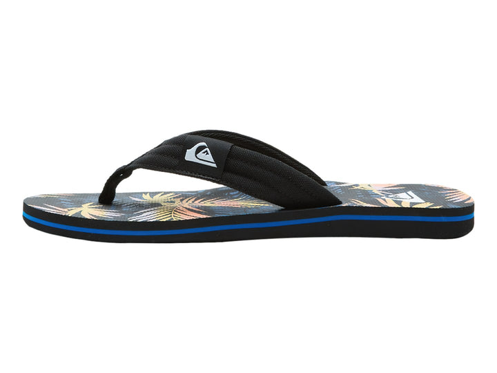 Sandalia de dedo Quiksilver en color negro con franja azul y estampado colorido en la plantilla.