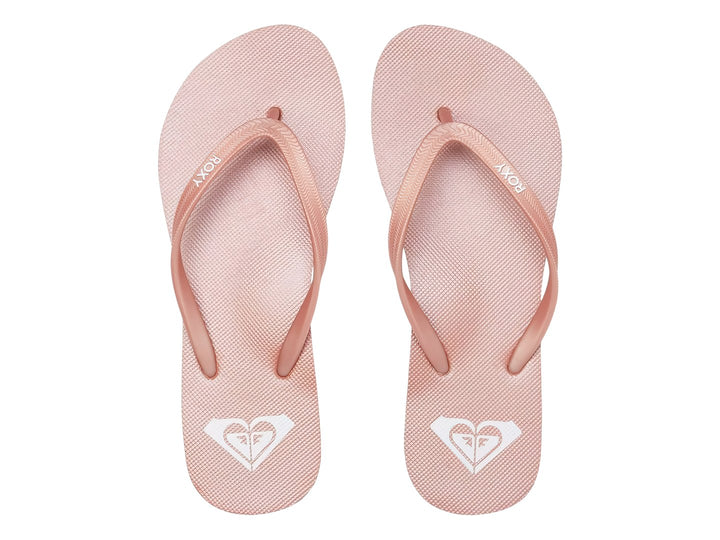 Sandalias de dedo color oro rosa con un detalle de línea blanca en la suela.