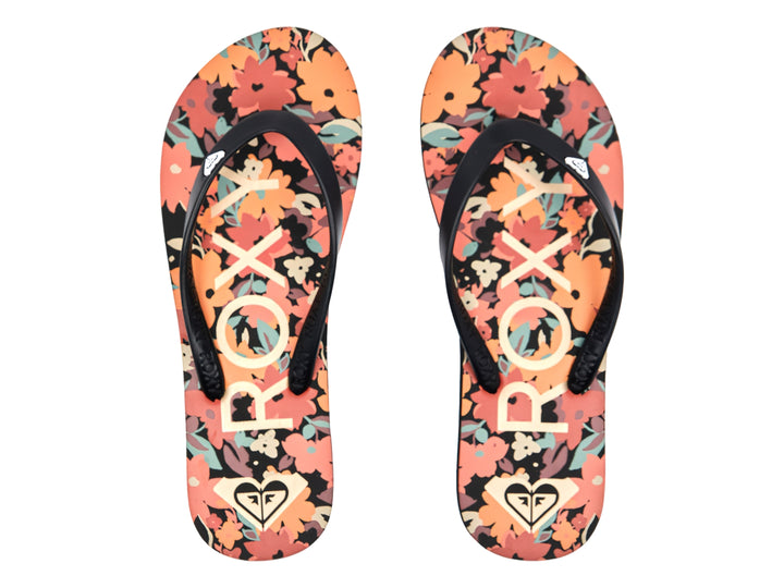 Sandalias de dedo negras con estampado floral en colores naranja y azul.