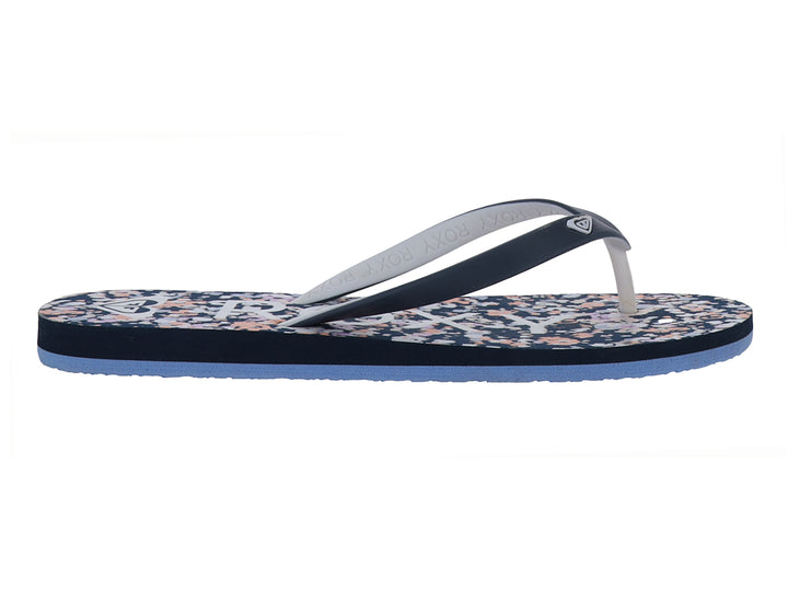 Sandalias ROXY azules con plantilla estampada en tonos blanco y rosa y tiras oscuras.