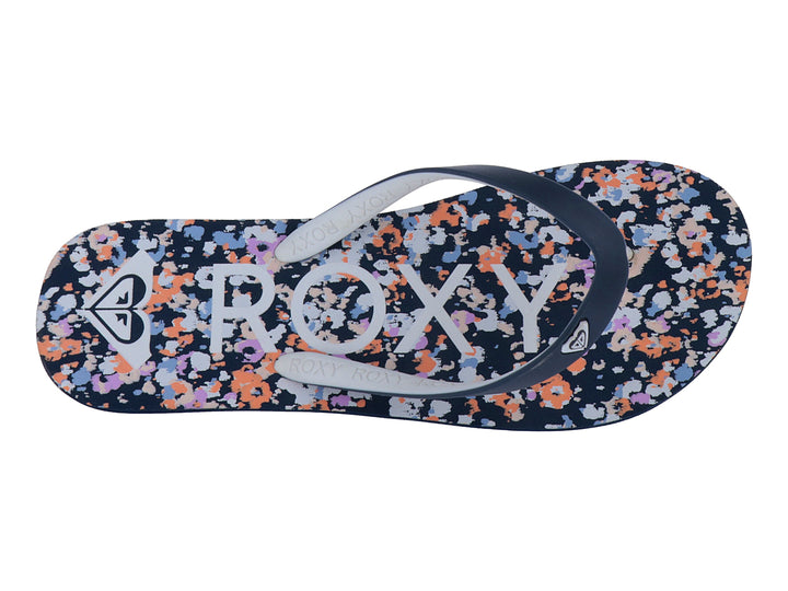 Sandalias ROXY azules con plantilla estampada en tonos blanco y rosa y tiras oscuras.