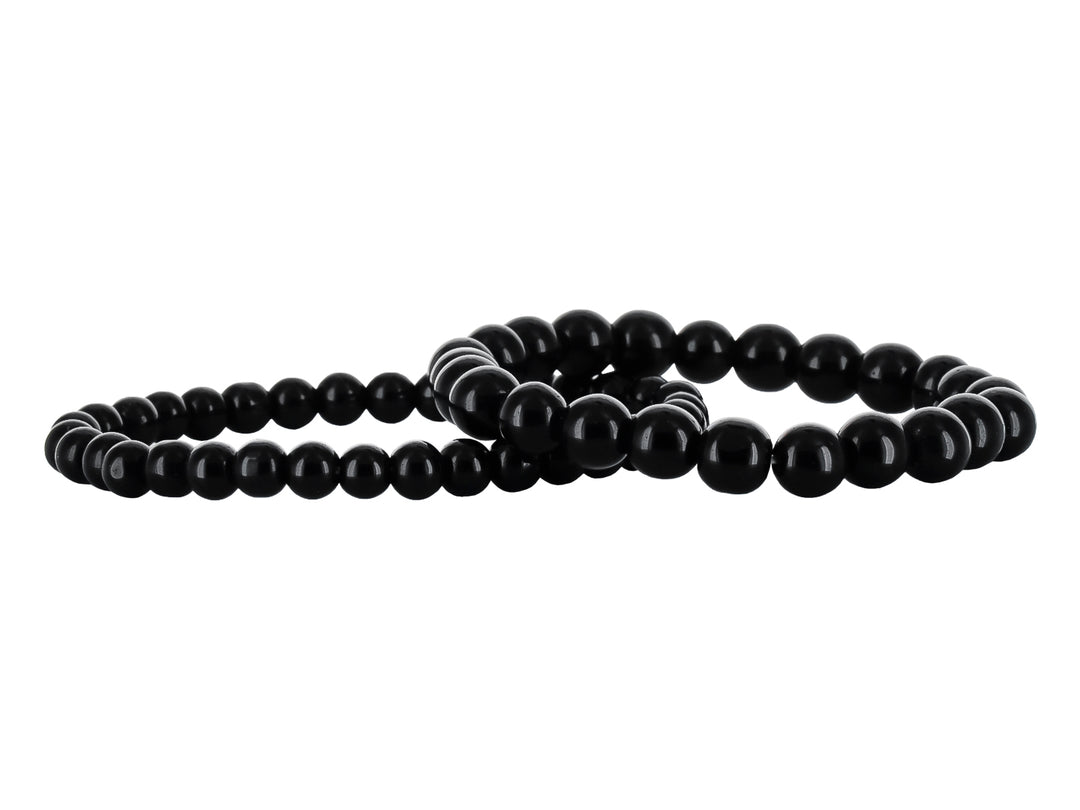 Pulsera de banda negra con placa central de metal plateado y cierre ajustable.