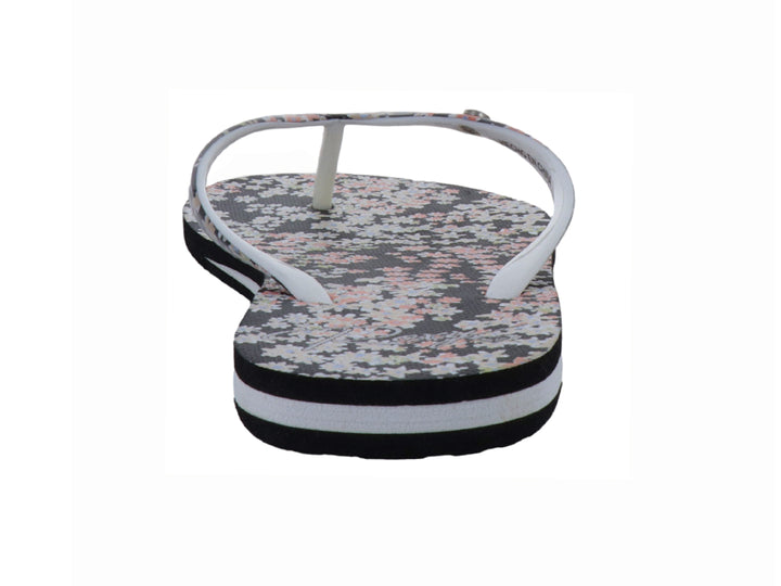 Sandalias Roxy negras con estampado floral rosa y blanco y suela blanca.