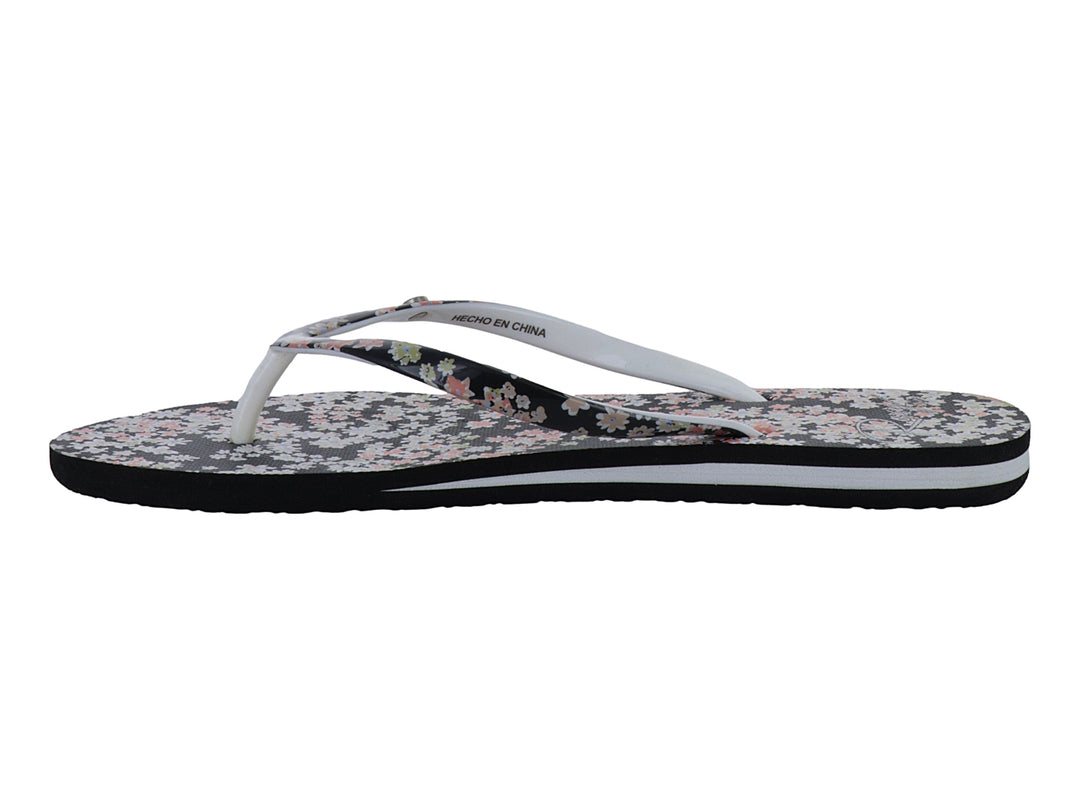 Sandalias Roxy negras con estampado floral rosa y blanco y suela blanca.