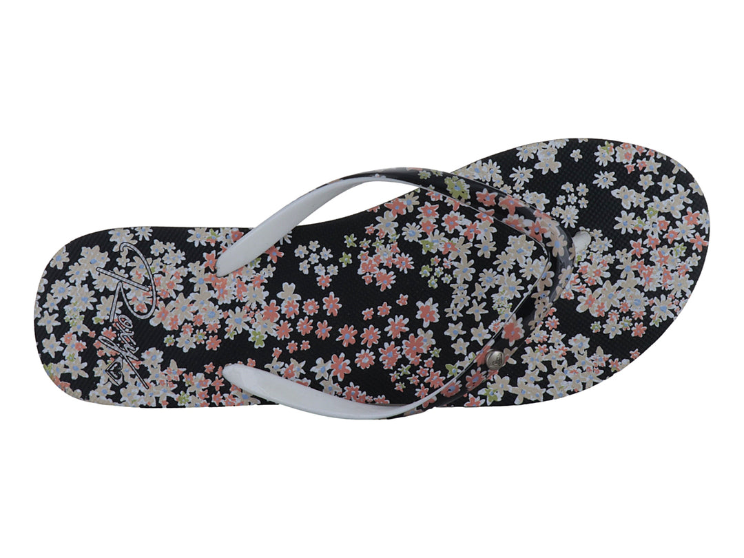 Sandalias Roxy negras con estampado floral rosa y blanco y suela blanca.