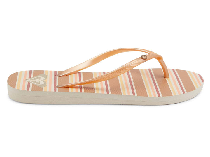 Sandalias de dedo Roxy con estampado de rayas en tonos tan, beige y blanco.