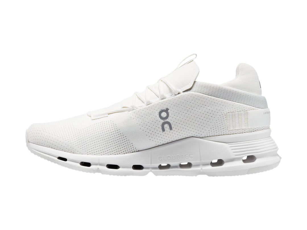 Tenis deportivos On Cloudnova color blanco con suela CloudTec y malla transpirable.