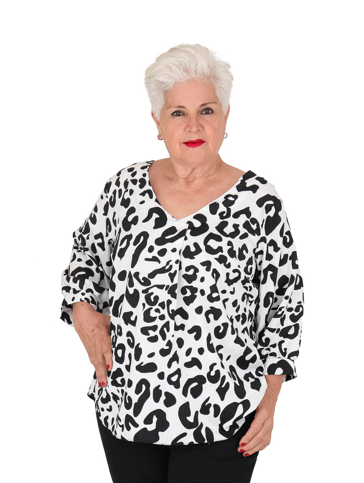 Blusa color ivory con estampado animal en negro y mangas 3/4.
