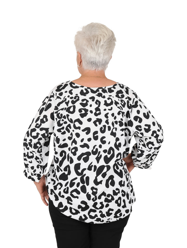 Blusa color ivory con estampado animal en negro y mangas 3/4.