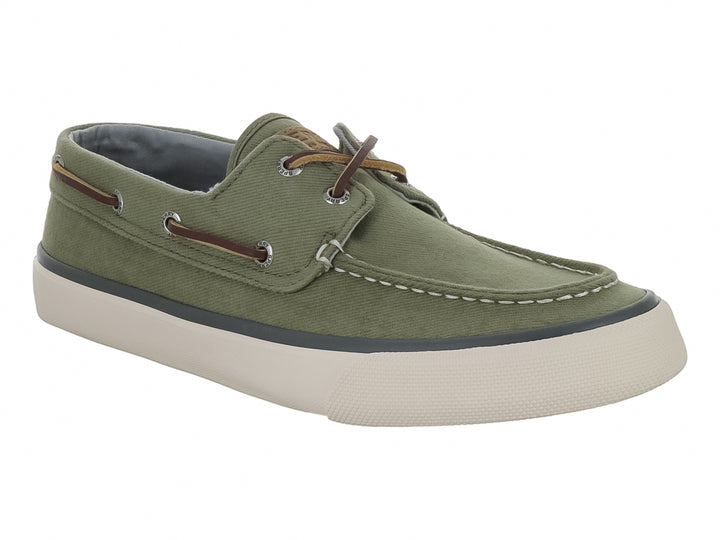 Zapato náutico Sperry Bahama II en color verde oliva con suela blanca y cordones marrones.