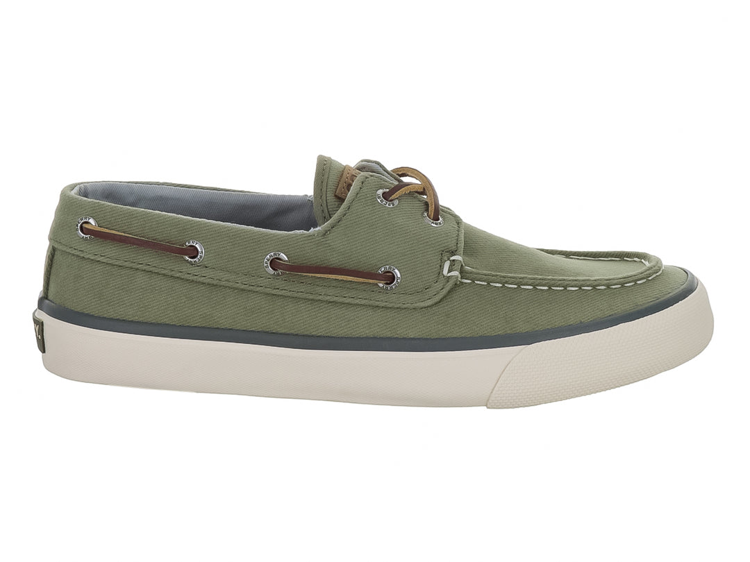 Zapato náutico Sperry Bahama II en color verde oliva con suela blanca y cordones marrones.