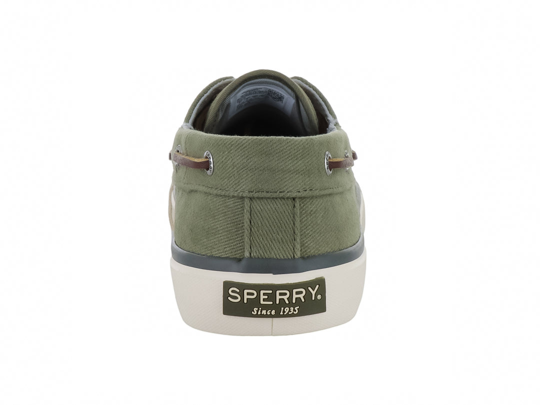 Zapato náutico Sperry Bahama II en color verde oliva con suela blanca y cordones marrones.