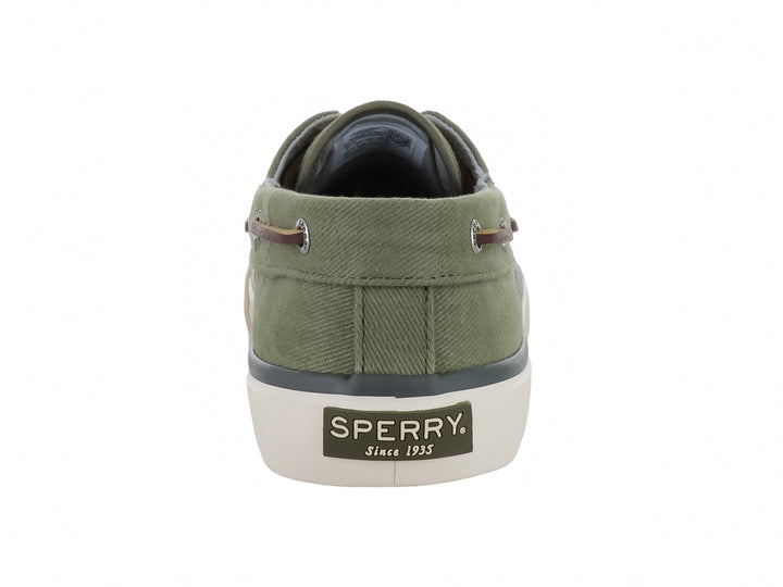 Zapato náutico Sperry Bahama II en color verde oliva con suela blanca y cordones marrones.