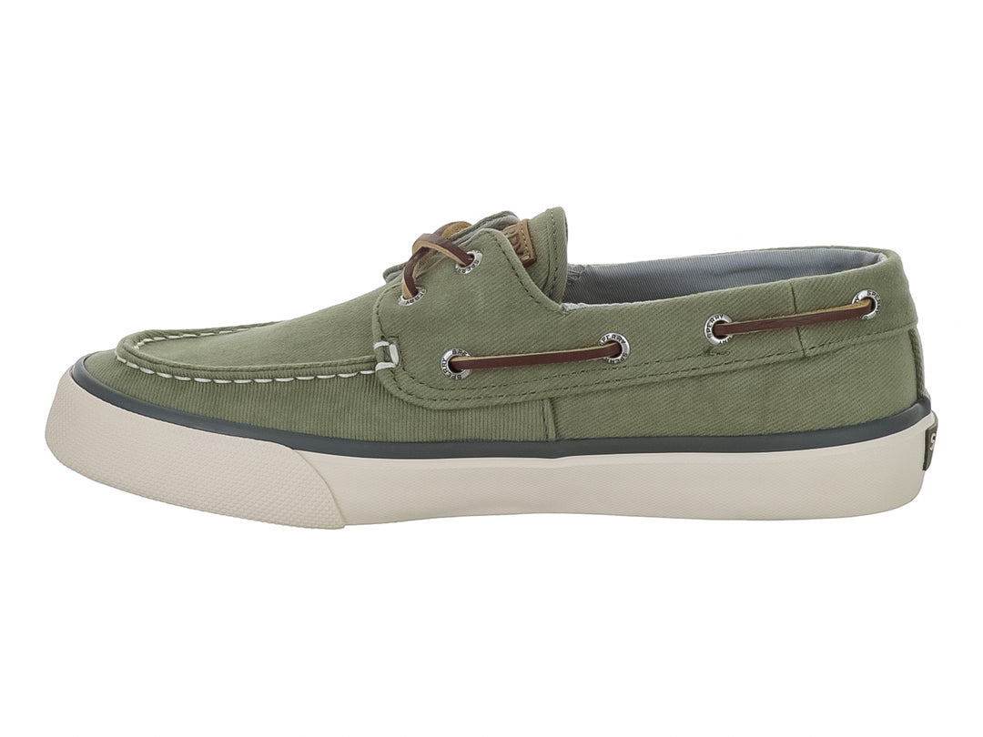 Zapato náutico Sperry Bahama II en color verde oliva con suela blanca y cordones marrones.