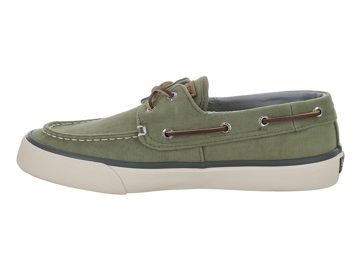 Zapato náutico Sperry Bahama II en color verde oliva con suela blanca y cordones marrones.