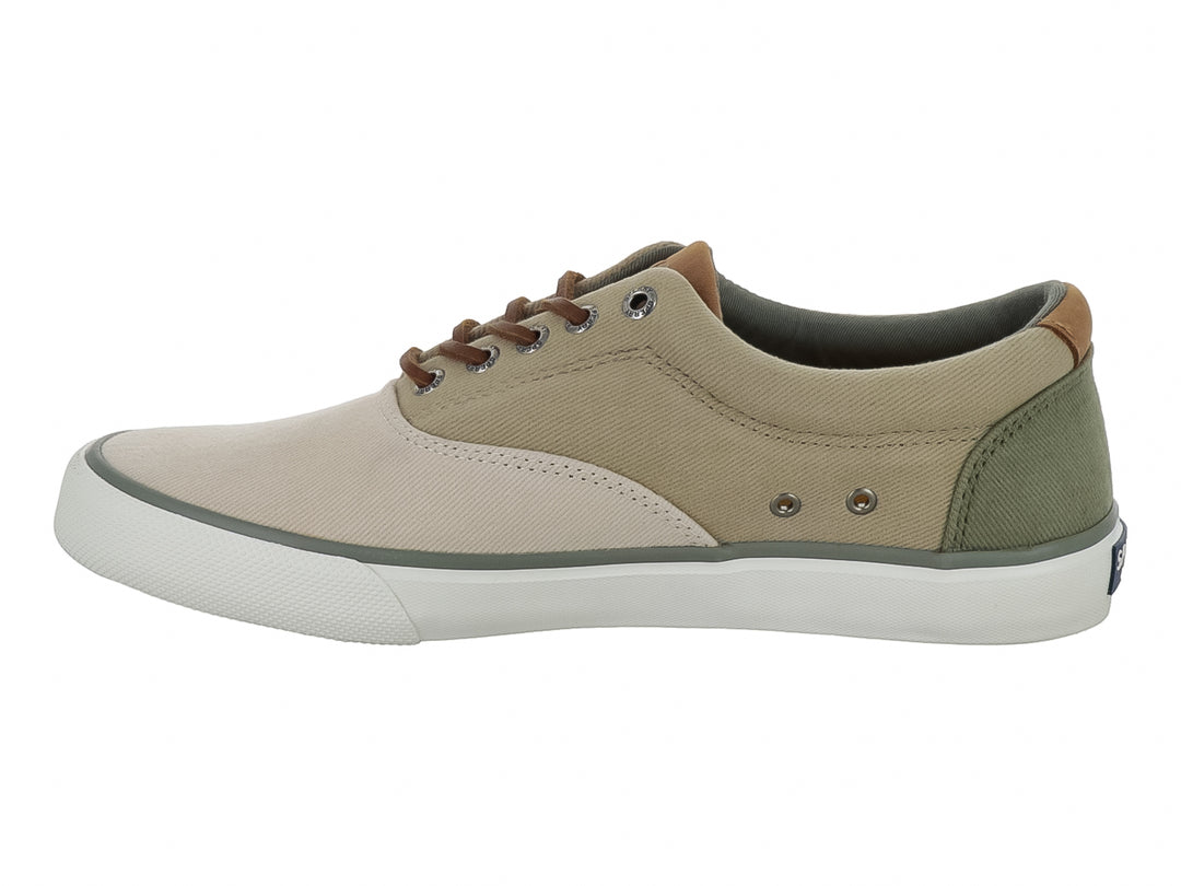 Zapatilla casual Sperry de lona color beige con suela blanca y cordones cafés.