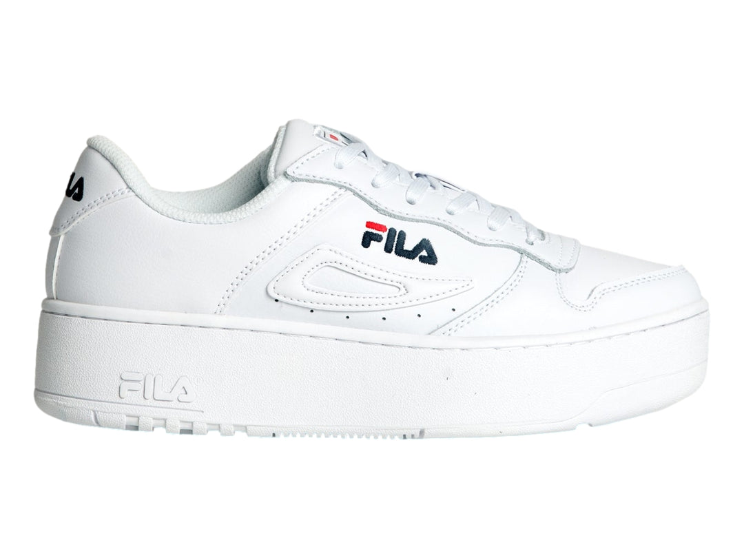 Tenis FILA blancos de plataforma con logotipo en color azul marino y rojo.