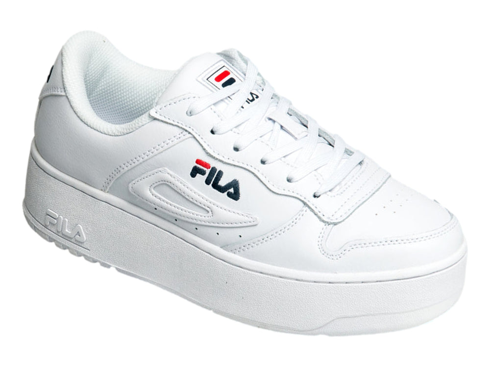 Tenis FILA blancos de plataforma con logotipo en color azul marino y rojo.