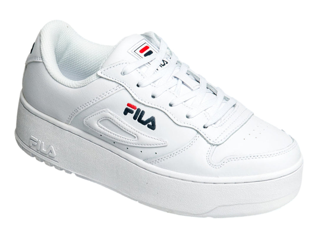 Tenis FILA blancos de plataforma con logotipo en color azul marino y rojo.