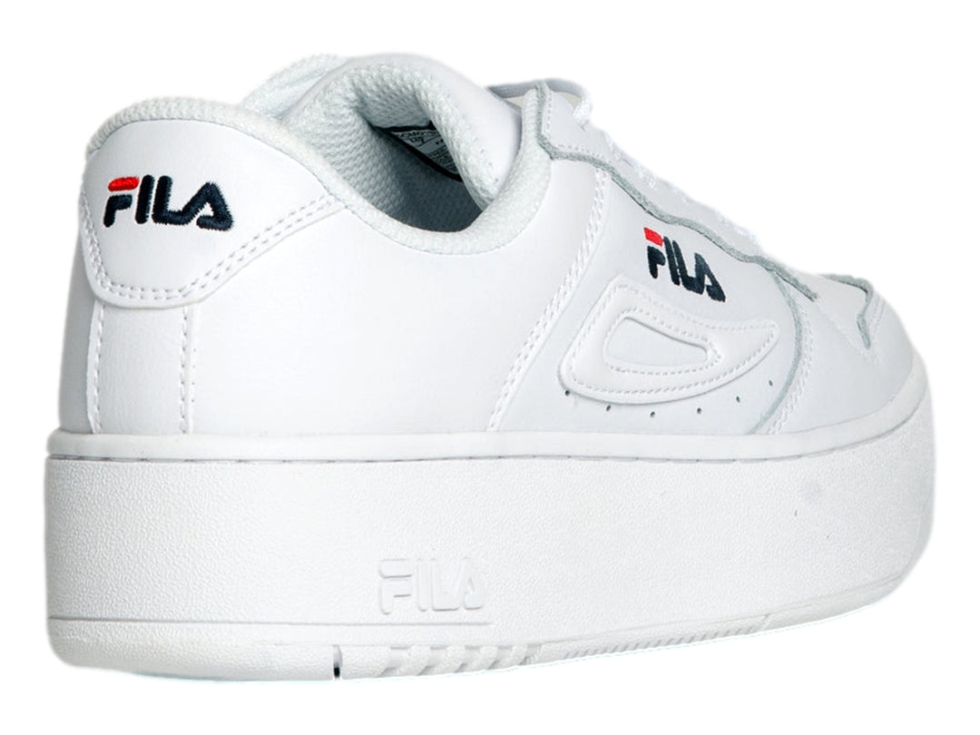 Tenis FILA blancos de plataforma con logotipo en color azul marino y rojo.