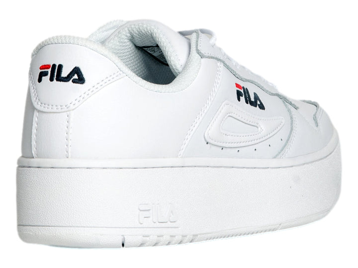 Tenis FILA blancos de plataforma con logotipo en color azul marino y rojo.