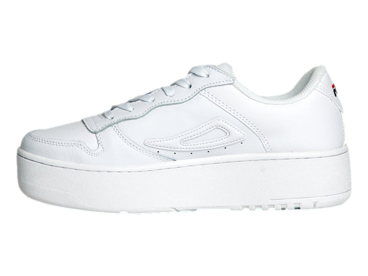 Tenis FILA blancos de plataforma con logotipo en color azul marino y rojo.