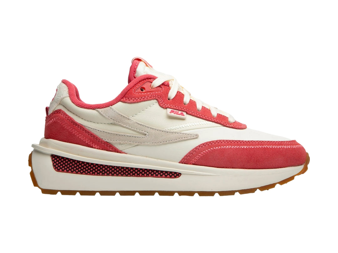 Tenis FILA en colores blanco hueso y coral con suela de goma color miel.