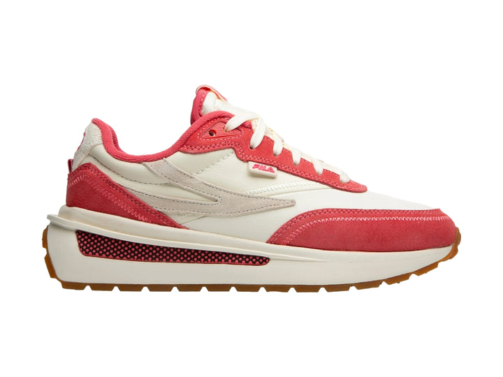 Tenis FILA en colores blanco hueso y coral con suela de goma color miel.