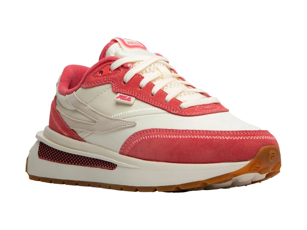 Tenis FILA en colores blanco hueso y coral con suela de goma color miel.