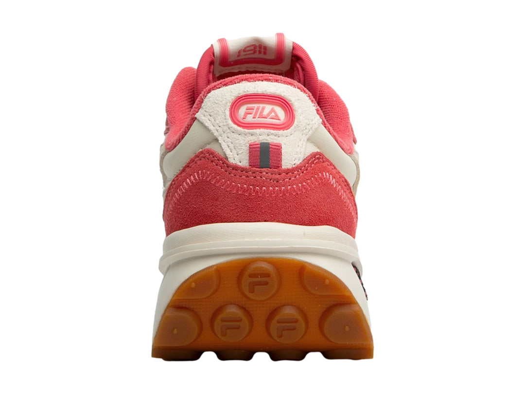 Tenis FILA en colores blanco hueso y coral con suela de goma color miel.