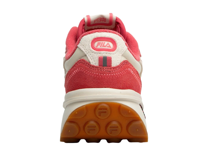Tenis FILA en colores blanco hueso y coral con suela de goma color miel.