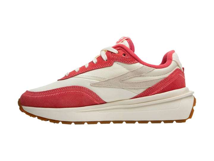 Tenis FILA en colores blanco hueso y coral con suela de goma color miel.