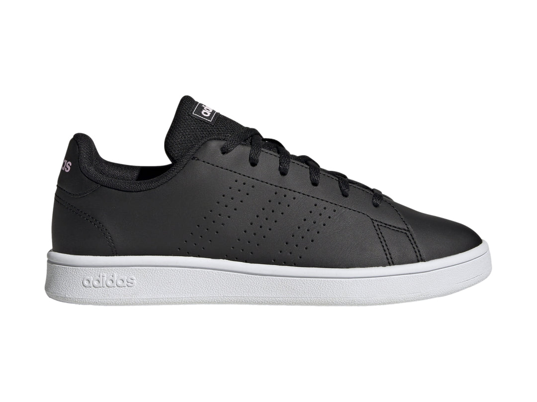 Tenis Adidas Advantage Base color negro con suela blanca y detalles en rosa en el talón.