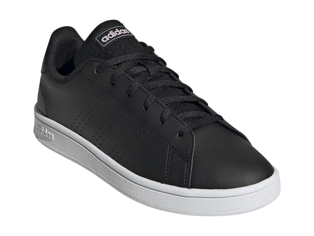 Tenis Adidas Advantage Base color negro con suela blanca y detalles en rosa en el talón.