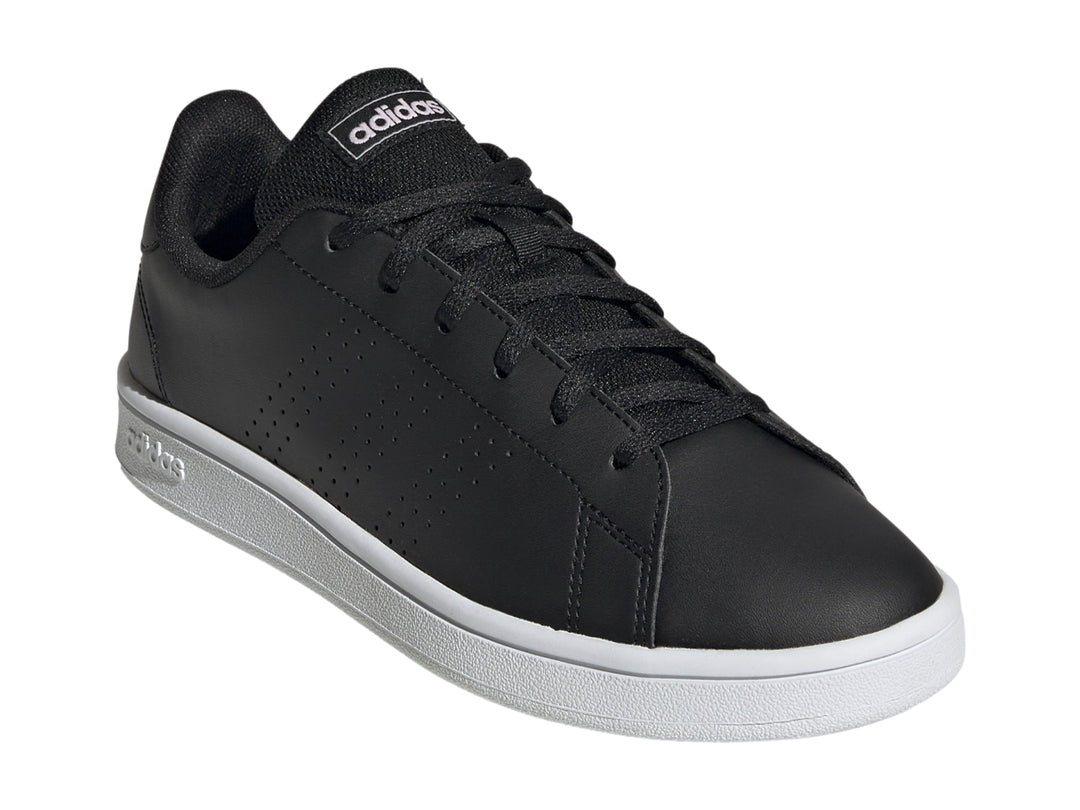 Tenis Adidas Advantage Base color negro con suela blanca y detalles en rosa en el talón.