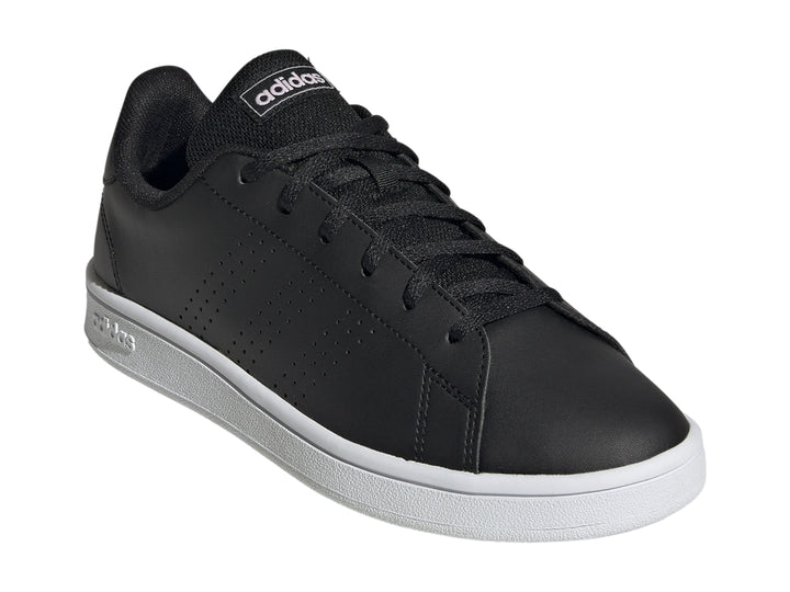 Tenis Adidas Advantage Base color negro con suela blanca y detalles en rosa en el talón.