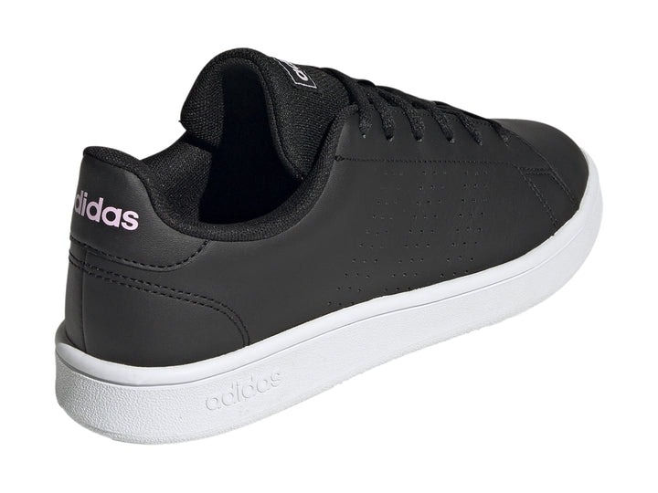 Tenis Adidas Advantage Base color negro con suela blanca y detalles en rosa en el talón.