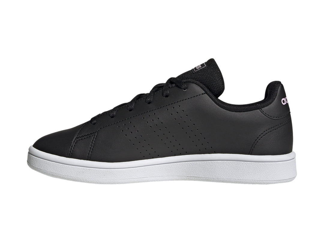 Tenis Adidas Advantage Base color negro con suela blanca y detalles en rosa en el talón.