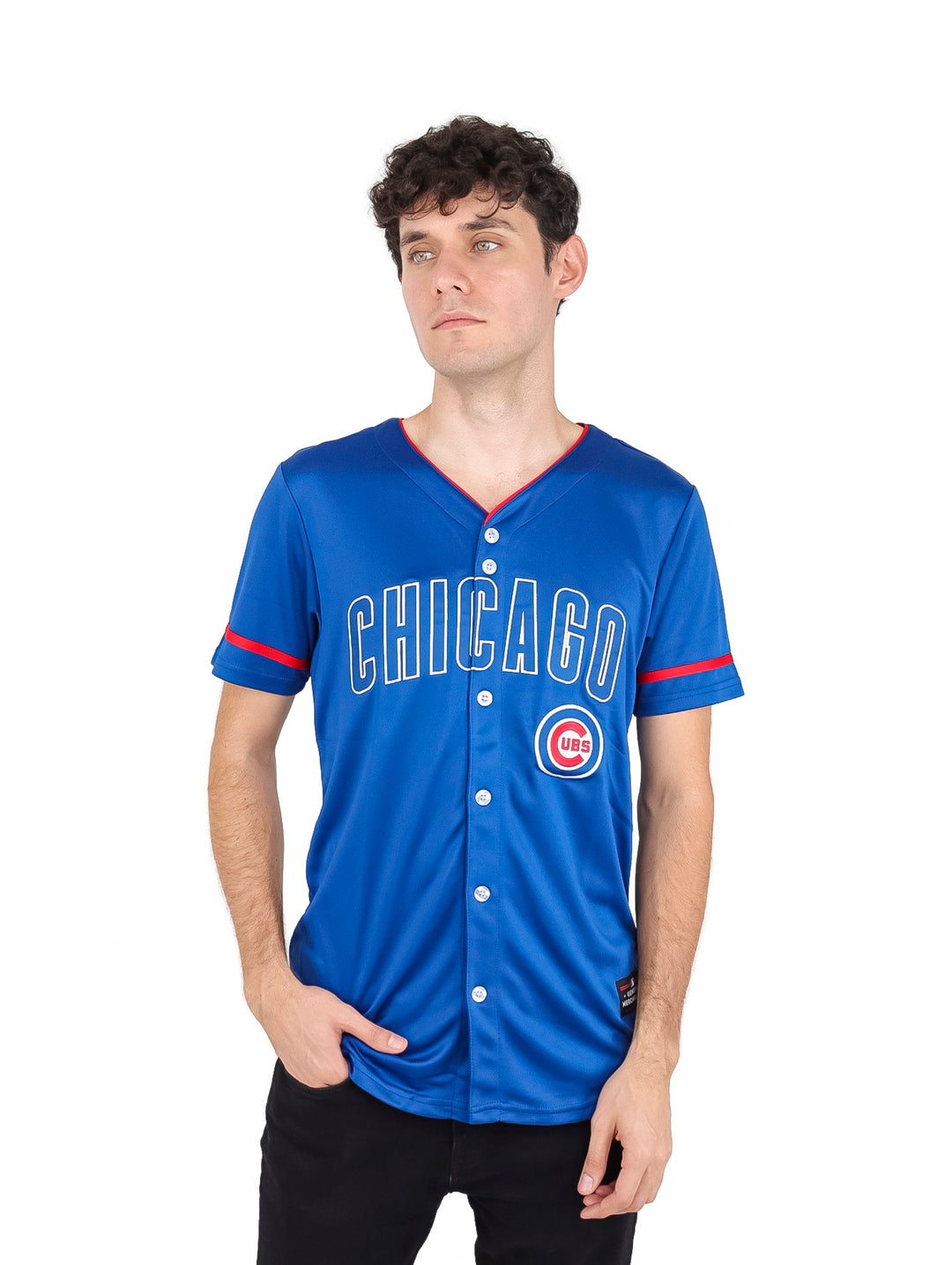 Hombre vistiendo un jersey de béisbol azul de los Chicago Cubs con letras blancas y detalles rojos.