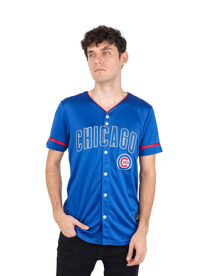Hombre vistiendo un jersey de béisbol azul de los Chicago Cubs con letras blancas y detalles rojos.