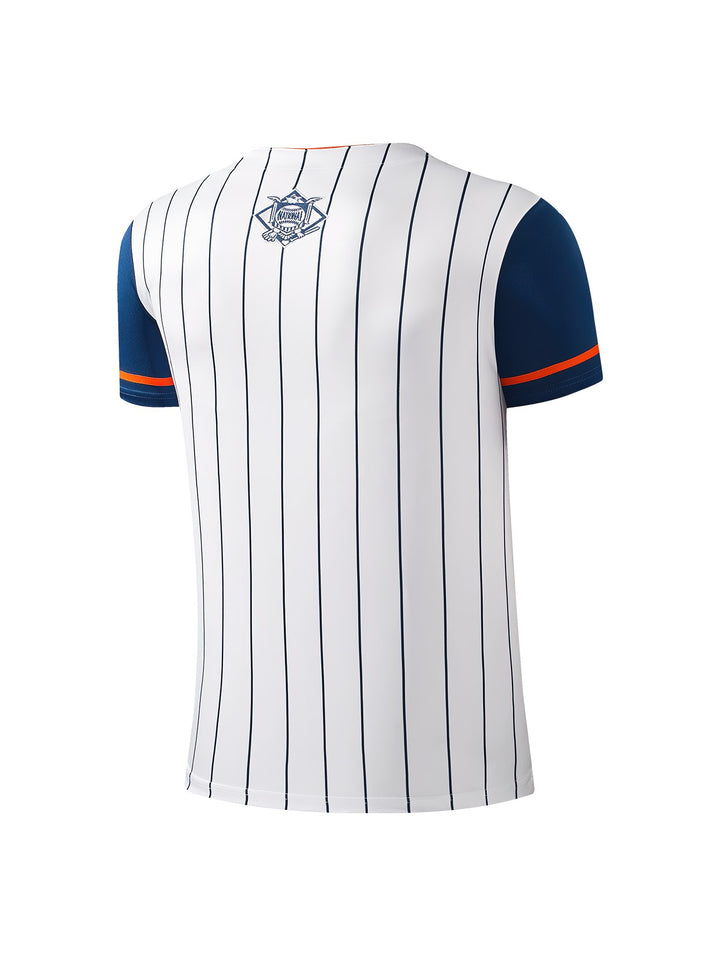 Jersey de béisbol blanco con rayas azules, mangas azules y logotipo de los New York Mets en naranja y azul.
